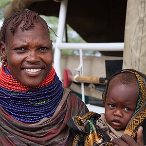 Mutter mit Kind vor der mobilen Klinik in der Turkana