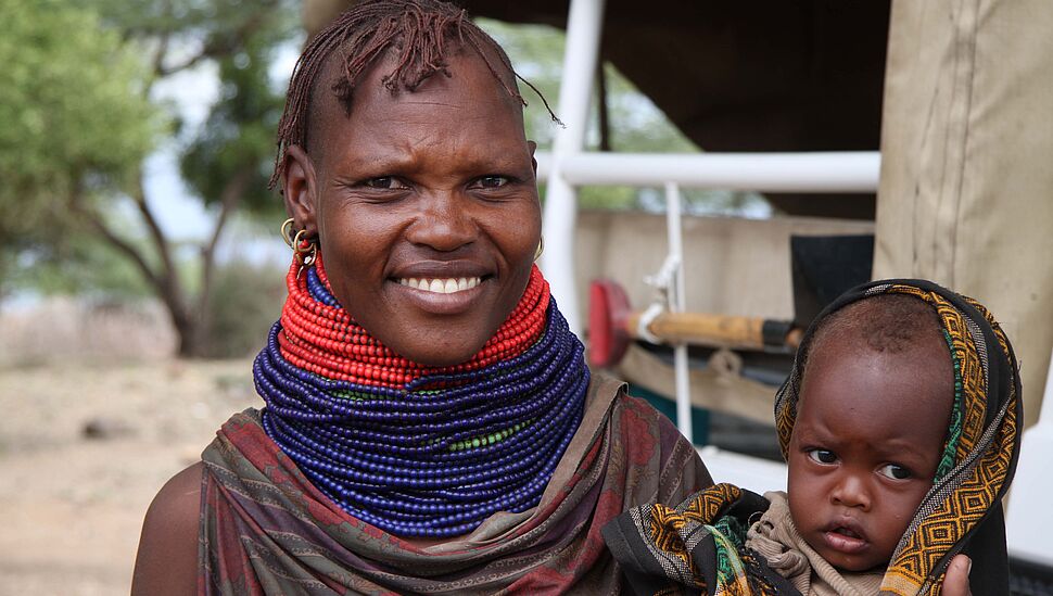 Mutter mit Kind vor der mobilen Klinik in der Turkana