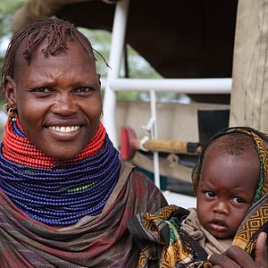 Mutter mit Kind vor der mobilen Klinik in der Turkana