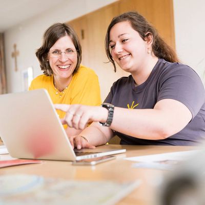 Sternsinger-Organisatoren zusammen am Laptop