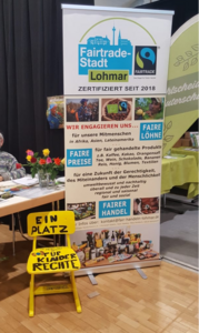 Auf der Nachhaltigkeits- und Mobilitätsmesse der Stadt Lohmar am 18. Mai 2025 wurde dieser Stuhl am Infostand des Fair Trade Teams aufgestellt, um auf die Kinderrechte aufmerksam zu machen.  // © Bruni Albrecht