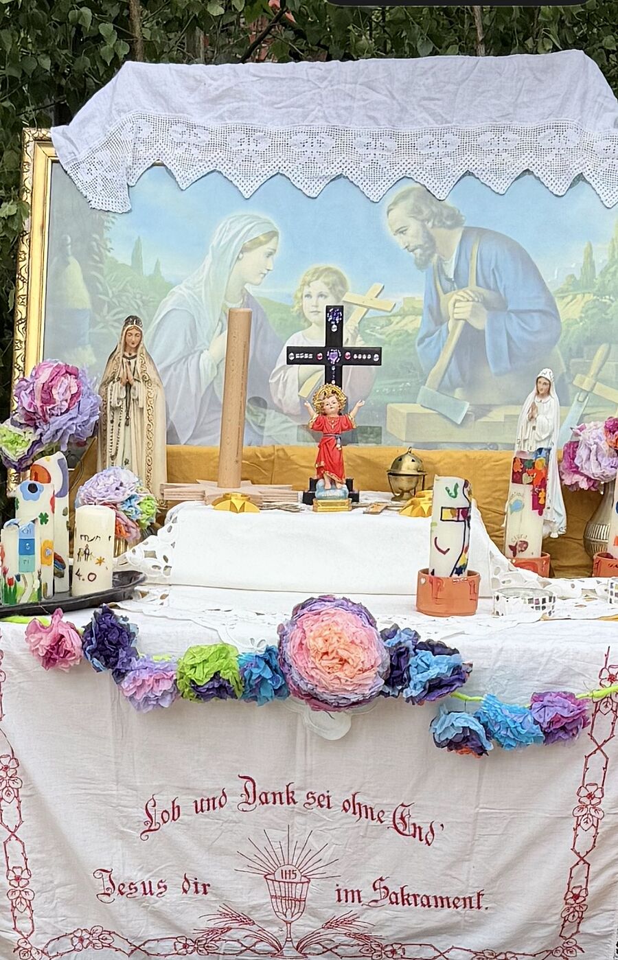 Der Staffelstab ist unterwegs! Sein erster Halt führte ihn zum Familien- und Kinderaltar des Sterni-Cafés in Sauerlach, wo er an Fronleichnam ein Zeichen für Kinder weltweit setzte. // © Sterni-Café Sauerlach