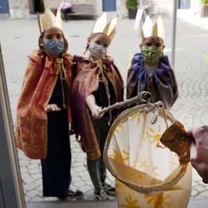 Spendenübergabe mit Kescher anstatt Spendendose
