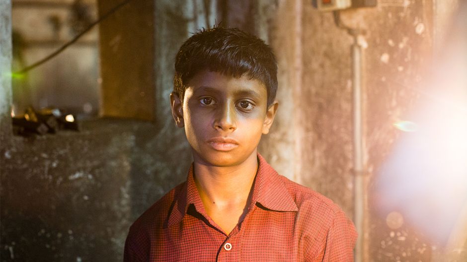 Hasib (13) wurde von beiden Elternteilen verlassen. Seitdem lebt er bei seinen Großeltern und stellt Schrauben her.