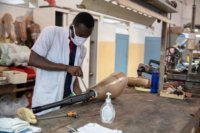 Das OTC unterhält eine eigene orthopädische Werkstatt mit

35 Mitarbeitern. Sie stellen Prothesen, Schienen, orthopädische Schuhe und andere Hilfsmittel her.

Im hauseigenen OTC-College beginnen jährlich 30 bis 40 junge Männer und Frauen aus ganz Ghana

ihre Ausbildung zum Orthopädietechniker. Die besten Absolventen arbeiten später im OTC weiter. 