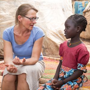 Lydia (7) mit Stefanie Frels. Das kleine Maedchen lebt mit ihrer Mutter Senna (27) und 5 Geschwistern im Fluechtlingscamp auf dem Gelaende der Salesianer. Der Vater ist im Buergerkrieg ums Leben gekommen. (c) Kathrin Harms/Sternsinger