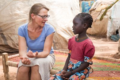 Lydia (7) mit Stefanie Frels. Das kleine Maedchen lebt mit ihrer Mutter Senna (27) und 5 Geschwistern im Fluechtlingscamp auf dem Gelaende der Salesianer. Der Vater ist im Buergerkrieg ums Leben gekommen. (c) Kathrin Harms/Sternsinger