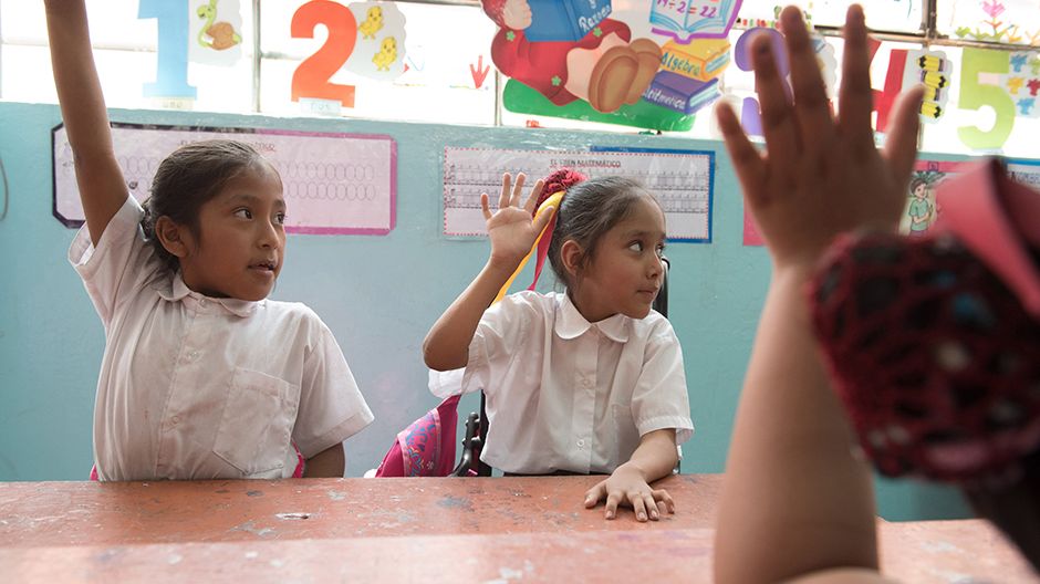 Angeles und ihre Freundin Sol in der Schule, Lima, Peru, 10/2017