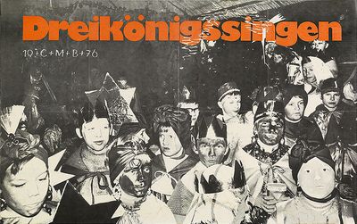 Ein Plakat der Sternsinger aus dem Jahr 1976. Das Plakat ist schwarz und weiß. Das Motiv ist ein schwarz- weiß Foto von achtzehn Sternsingern. Die Sternsinger haben Gewänder und Kronen an. In der Kopfzeile des Plakats steht in orangener Farbe Dreikönigssingen. 