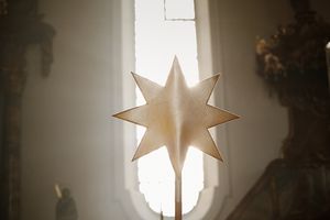 Der Sternsingerstern ist ein Symbol für den Stern von Betlehem der dir Drei Weisen zu Josef und Maria geführt hat. Die Sternsinger tragen den achtzackigen Stern an einem langen Stock vor sich her um den Weg zu weisen.