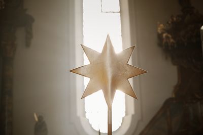 Der Sternsingerstern ist ein Symbol für den Stern von Betlehem der dir Drei Weisen zu Josef und Maria geführt hat. Die Sternsinger tragen den achtzackigen Stern an einem langen Stock vor sich her um den Weg zu weisen.