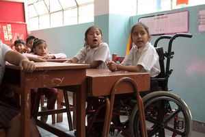 In der Schule kann Ángeles ihren neuen Rollstuhl gut nutzen.