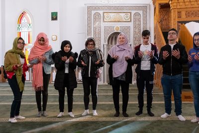 Dr. Nayla Tabbara (vierte v. r.), Gründerin der Adyan-Stiftung, und Maria (vierte v. l.), Lehrerin im Alwan-Programm, mit Teilnehmerinnen und Teilnehmern des Alwan-Programms beim gemeinsamen Gebet in einer Beiruter Moschee.