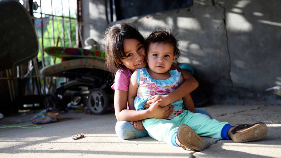 Die Familie lebt zusammen mit Verwandten unter beengten Verhältnissen in einem kleinen Haus am Stadtrand - Gleimar (8) und Ismael (11) leben seit ihrer Flucht aus Venezuela mit ihren Eltern Maria Sosa (31) und Antonio Carpio (30) und den Geschwistern Manuel (13) und Yannovis (2) in Cúcuta, Departamento Norte de Santander, Kolumbien; Foto: Florian Kopp