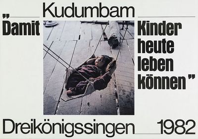 Ein Plakat der Sternsinger aus dem Jahr 1982. Das Motiv ist ein Baby das in einer selbstgebauten Wiege aus Bast, Blättern und Holz. Das Foto wird von zwei Schriftzügen eingerahmt. Der erste Schriftzug befindet sich in der Kopfzeile des Plakates und lautet:  Kudumbam- Damit Kinder heute leben können. Der zweite Schriftzug befindet sich in der Fußzeile des Plakates. Er lautet Dreikönigssingen 1982.