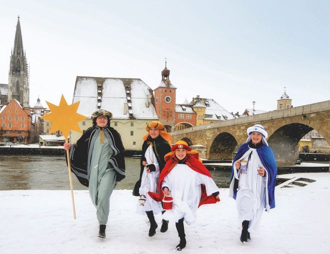 Tim aus der Gemeinde St. Elisabeth in Kareth sowie Veronika, Maria und Franziska aus der Gemeinde Mariä Himmelfahrt in Lappersdorf freuen sich auf die bundesweite Eröffnung am 30. Dezember 2021 in Regensburg (v.l.n.r.). 
