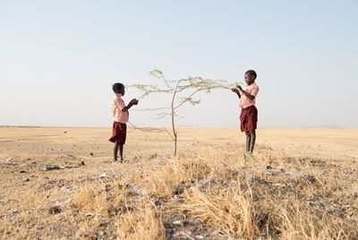 Kinder wie Usho und Raphael werden dazu beitragen können, das Verhältnis zwischen Turkana und Dassanech dauerhaft zu befrieden. Dies ist dringend notwendig. Denn konfliktgeschwächt und untereinander zerstritten, verschärfen sich die schwierigen Lebensbedingungen dieser verletzlichen Bevölkerungsgruppen zusätzlich.