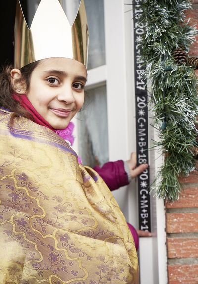 "C+M+B - Christus mansionem benedicat - Christus segne dieses Haus" - Diesen Segen schreiben die Sternsinger  an die Häuser.