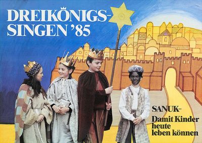 Ein Plakat zur Aktion Dreikönigssingen aus dem Jahr 1985. Abgebildet ist eine vierköpfige Sternsingergruppe. Die Sternsinger tragen die traditionellen Gewänder der Heiligen Drei Könige. Ausserdem tragen sie Kronen und haben an einen Stock den Stern von Bethlehem befestigt. Der Hintergrund ist eine Zeichnung der Stadt Jerusalem. Die Stadt ist von Hohen Mauern umgeben und die Häuser ragen wie Berge in die Höhe. Die Stadt ist Hell erleuchtet und strahlt ihr licht hinaus in die dunkle Nacht.  