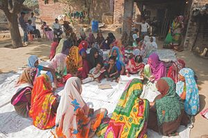 Frauenspargruppe in Milik, Indien