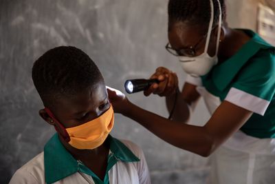Alle drei Monate werden die Schülerinnen und Schüler im Norden Ghanas durch ein Gesundheitsteam untersucht.