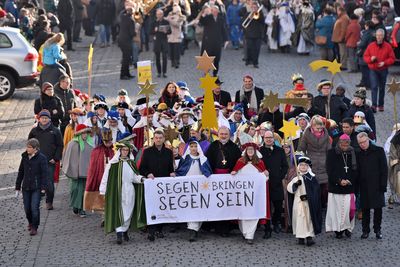 Sternsinger der Pfarrgemeinde St. Johannes, Neumarkt zusammen mit Prälat Dr. Klaus Krämer, Präsident des Kindermissionswerks ,Die Sternsinger‘, Ortsbischof Dr. Gregor Maria Hanke und Pfarrer Dirk Bingener, Bundespräses des Bundes der Deutschen Katholischen Jugend führen den Sternsingerzug durch Trier an. Sie halten das Banner mit dem Slogan Segen bringen, Segen sein vor sich. 