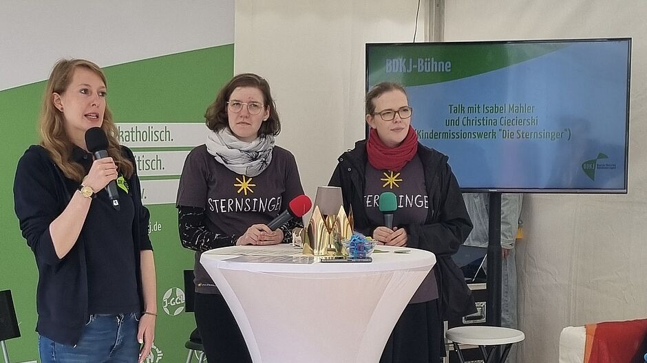 Unsere Kolleginnen Christina (m.) und Isabel (r.) vom Sternsingermobil auf der BDKJ-Bühne.