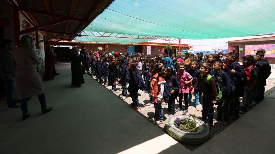 Khadija und die anderen Kinder morgens bei der Begrüßung im Schulhof.