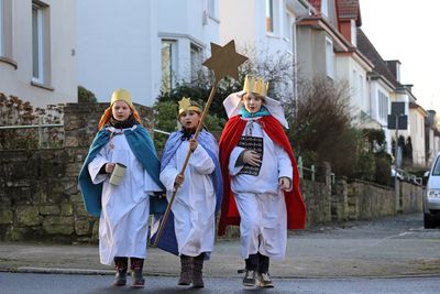 Joris (11), Leni (8) und Pia auf ihrem Weg durch die Gemeinde. 