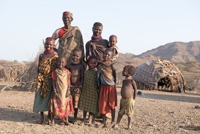 Großfamilie: Familie von Aweet (links) mit ihren Eltern, drei Geschwistern und Nachbarskindern.