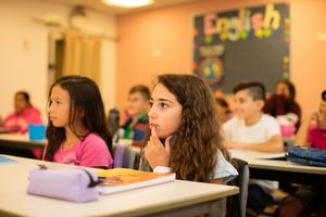 Die Araberin Tulip (11, Locken) und die Juedin Ayelet (11, rosa Shirt) sind beste Freundinnen und gehen auf die Hand in Hand Schule in Ost-Jerusalem. Hier lernen Arabische Israelis/Palaestinenser gemeinsam mit Juden. (c) 2016 Kathrin Harms