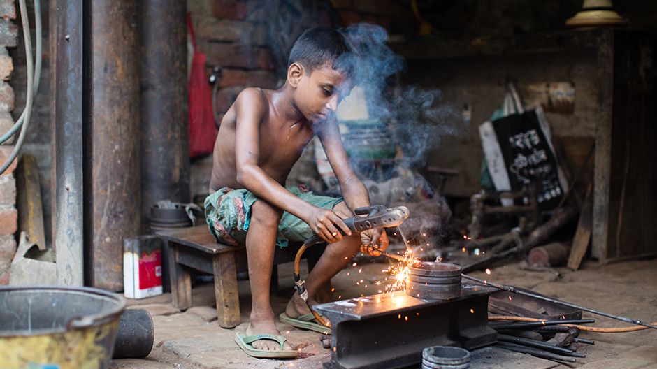 Jitu (9) bei seiner Arbeit in einer Metallwerkstatt. Um seine Familie zu versorgen, hat Jitu bereits früh angefangen zu arbeiten. 