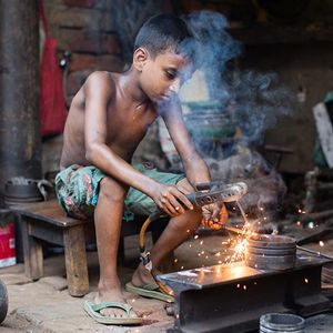 Jitu (9) bei seiner Arbeit in einer Metallwerkstatt. Um seine Familie zu versorgen, hat Jitu bereits früh angefangen zu arbeiten. 