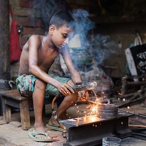 Jitu (9) bei seiner Arbeit in einer Metallwerkstatt. Um seine Familie zu versorgen, hat Jitu bereits früh angefangen zu arbeiten. 
