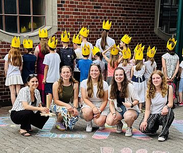 Der erste Sternsinger-Projekttag „Kinderrechte“ mit 30 Kindern nach einem kompletten Teamwechsel innerhalb der Pfarrei Johannes XXIII. in Berlin-Tempelhof war ein voller Erfolg. Knapp zehn ehemalige Sternsingerinnen übernahmen hier vor zwei Jahren den Staffelstab von ihren Müttern und leiten nun die Aktion erfolgreich weiter. Nächstes Jahr steht eine Sternsingerreise nach Aachen und Köln auf dem Plan. // © Pfarrei Johannes XXIII.