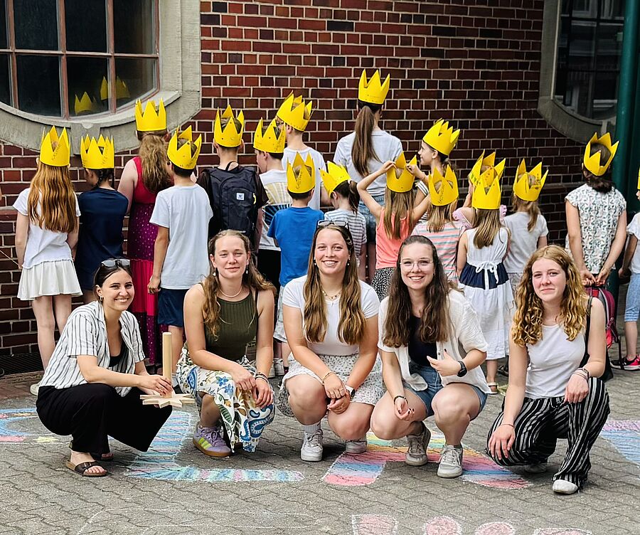 Der erste Sternsinger-Projekttag „Kinderrechte“ mit 30 Kindern nach einem kompletten Teamwechsel innerhalb der Pfarrei Johannes XXIII. in Berlin-Tempelhof war ein voller Erfolg. Knapp zehn ehemalige Sternsingerinnen übernahmen hier vor zwei Jahren den Staffelstab von ihren Müttern und leiten nun die Aktion erfolgreich weiter. Nächstes Jahr steht eine Sternsingerreise nach Aachen und Köln auf dem Plan. // © Pfarrei Johannes XXIII.