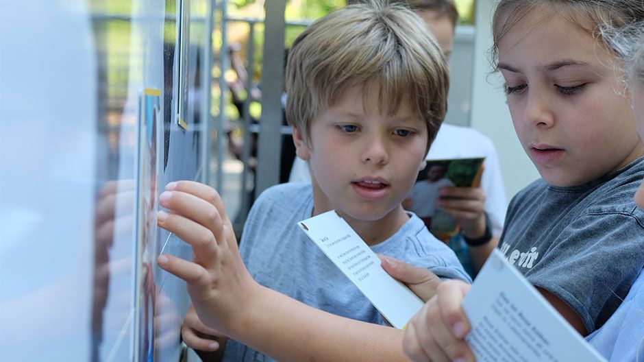 Das Sternsingermobil informiert anschaulich über die Arbeit des Kindermissionswerks.