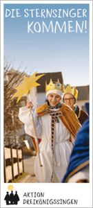 Ein Werbeplakat der Aktion Dreikönigssingen. Abgebildet sind Sternsinger die unterwegs sind. Die Sternsinger tragen Kronen, den Stern und die traditionellen Gewänder der Heiligen Drei Könige. Oben steht die Sternsinger kommen. Unten ist das Logo vom Kindermissionswerk.