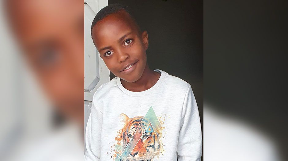 Francis (10) lebt in Kenia und hat Sorge, sich mit dem Corona-Virus anzustecken. Die Schulen sind geschlossen, er lernt über das Internet. Und er hilft seinem Onkel, die Ziegen zu melken und die Hühner zu füttern. Er wünscht sich, dass die Corona-Krise bald vorbei ist und er seine Freunde wieder treffen kann.