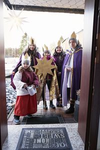 Die fünf Sternsinger besuchen alle Haushalte, die sich bis auf wenige Ausnahmen sehr über den Besuch der Sternsinger freuen. 