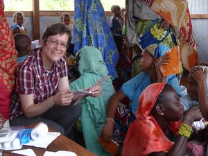 Annette Funke, Länderreferentin im Kindermissionswerkes ,Die Sternsinger' im Flüchtlingslager in Yaloké.