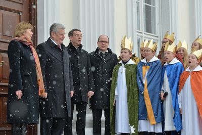 Bei Schnee und Eis singen die Sternsinger für den Bundespräsidenten Joachim Gauck und seine Lebensgefährtin. Es schneit aber trotzdem singen alle, auch der Bundespräsident und seine Lebensgefährtin, mit.
