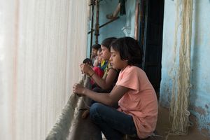 Bilderserie Indien Mädchen am Webstuhl