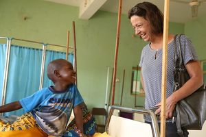 Krankenbesuch für Benson: Die deutsche Fachkraft Tatjana Gerber ist Gesundheitskoordinatorin in der Diözese Wau.