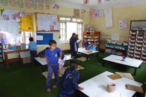 Mit dem Bau von 20 erdbebensicheren Schulen beteiligte sich das Kindermissionswerk ‚Die Sternsinger‘ am Wiederaufbau in Nepal. 18 Grund- und zwei Sekundarschulen ermöglichen die Ausbildung von Kindern und Jugendlichen in der Region Dolakka.