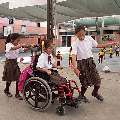 Angeles (Rollstuhl) mit ihren Freundinnen (v.l.n.r.) Camilla, Sol und Melanie (rechts) Schule, Lima, Peru, 10/2017