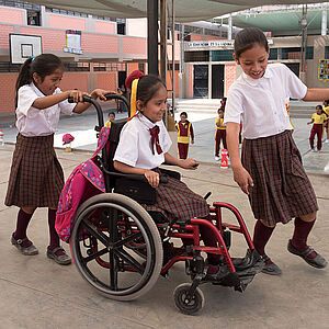 Angeles (Rollstuhl) mit ihren Freundinnen (v.l.n.r.) Camilla, Sol und Melanie (rechts) Schule, Lima, Peru, 10/2017