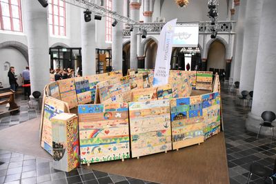 Kinder wollen "Leben retten!" - ein symbolisches Rettungsboot aus rund 600 bunten Planken in der Aachener Citykirche. 
