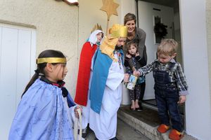 Leni (8), Pia (7) und Joris (11) vor der Haustür der Familie Busiek in Osnabrueck. 