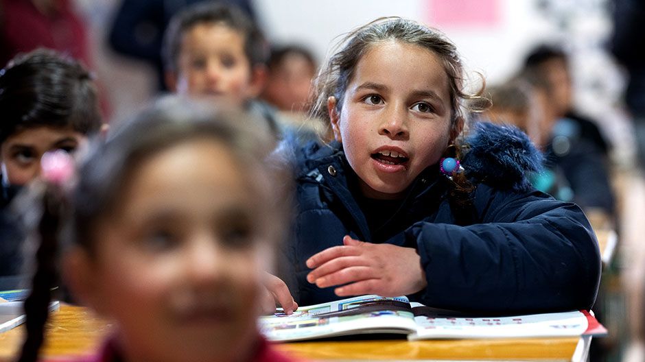 Nour im Zentrum des Jesuiten-Flüchtlingsdienstes. Hier können sie und ihre Geschwister lernen und spielen. Die Kinder bekommen hier auch jeden Tag eine warme Mahlzeit.